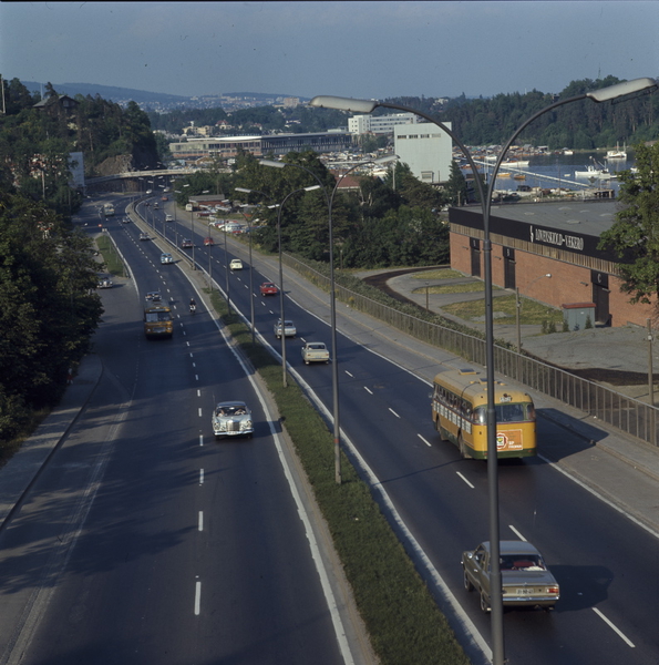 Drammensvegen ein gong på 60-talet. Kjelde: oslobilder.no. CC BY-NC-SA.